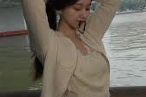 南通网友爆料：一车辆四脚朝天！围着一堆吃瓜群众……